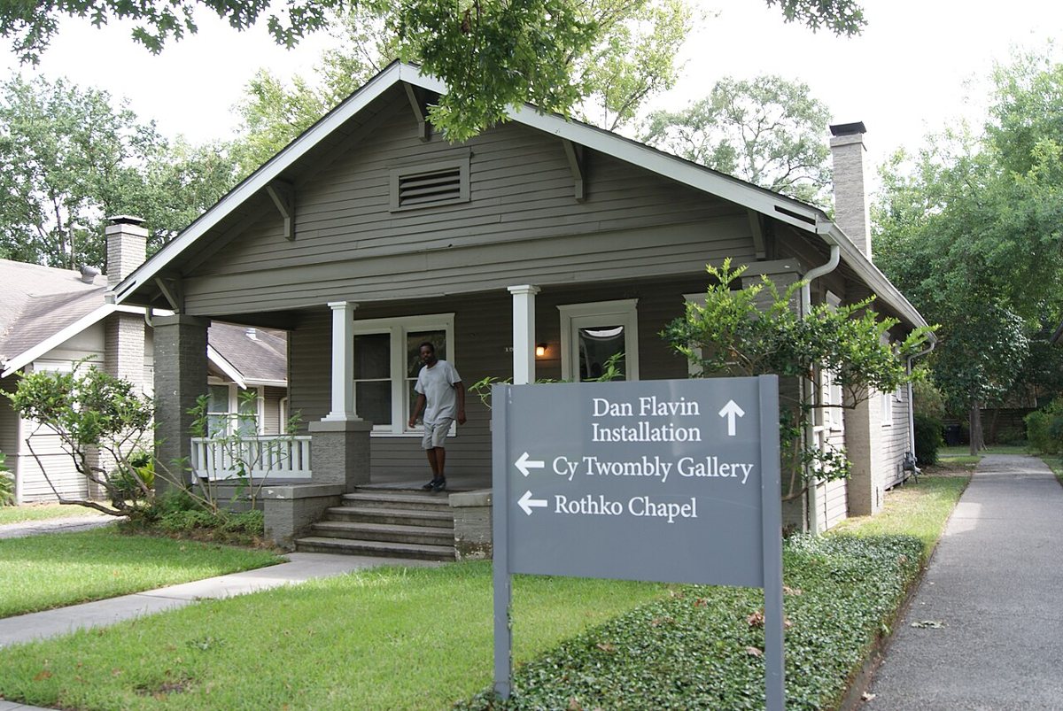 A Menil Collection campus building and wayfinding sign in Houston